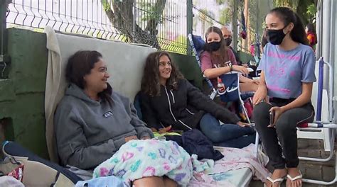 E Curitiba F S De Harry Styles Passam A Noite Acampados Em Fila Para