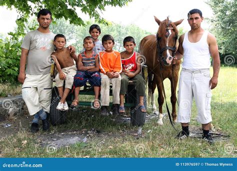 Un Grupo De Hombres Y De Muchachos Gitanos En Edirne En Turquía