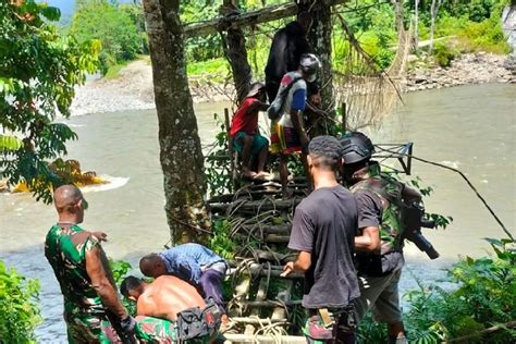 Kodim Yahukimo Bantu Memperbaiki Jembatan Gantung Di Pegubin