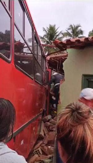 Ônibus perde freio e invade casa em Coronel Murta Gazeta de Araçuaí