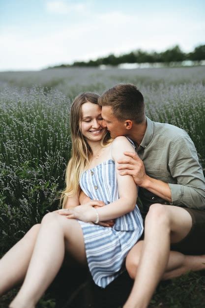 Pareja De Enamorados Al Aire Libre Impresionante Sensual Retrato Al