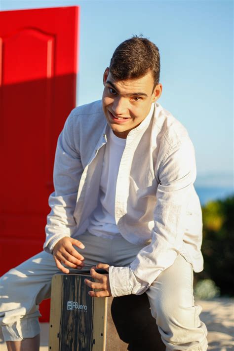 Adrián Martín estrena canción y lanza un mensaje lleno de energía