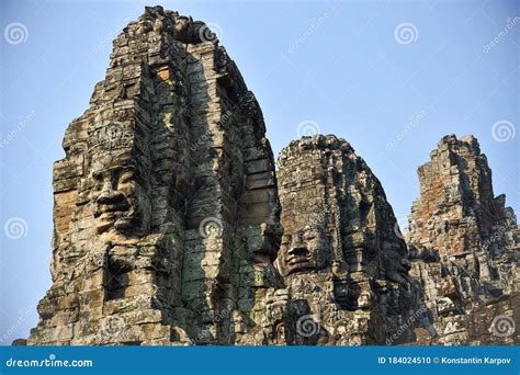 Templo De Bayon Con Antiguas Rostros De Piedra Gigantes Del Rey Angkor