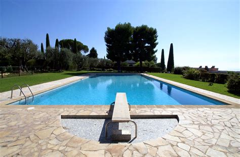 Installation d un plongeoir de piscine sécurité et avantages