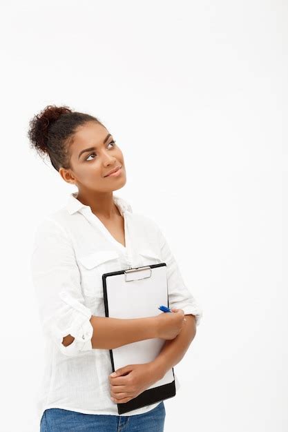 Retrato De Joven Exitosa Mujer De Negocios Africanos Sobre Pared Blanca