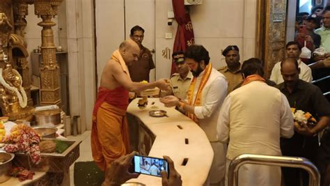 Amitabh Bachchan Seeks Blessings At Siddhivinayak With Abhishek