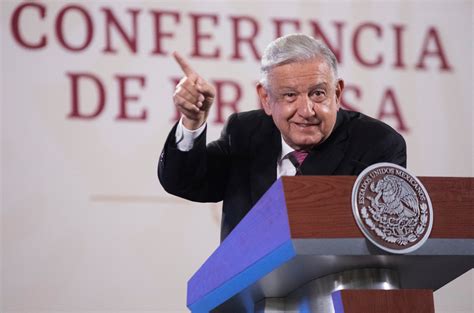 AMLO analiza si firma o frena reforma sobre límite a publicidad