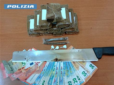 Napoli Secondigliano Sorpreso Con Circa Kg Di Droga Arrestato