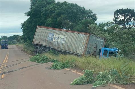 Para evitar uma colisão frontal um carro carreta sai da pista na