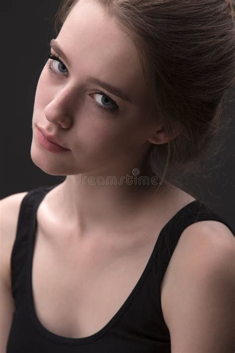 Portrait Troit De Fille Blonde Attirante Image Stock Image Du Adulte Mode