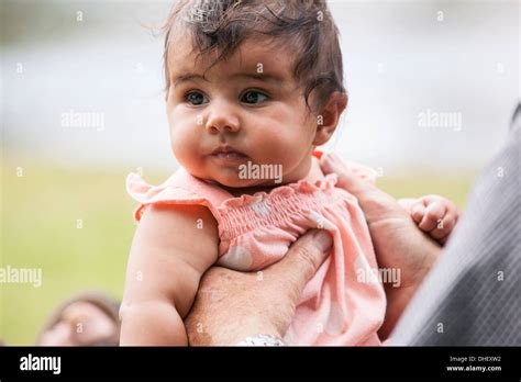 Bambino In Braccio Immagini E Fotografie Stock Ad Alta Risoluzione Alamy