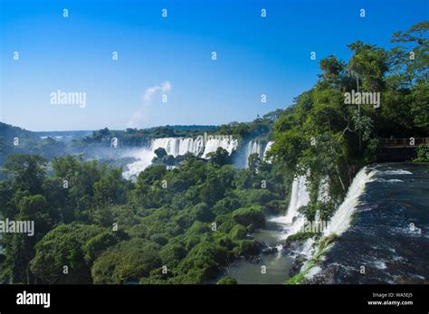 Hermosa vista aérea de las Cataratas del Iguazú desde el helicóptero, una de las siete ...