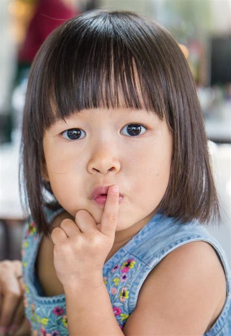 Fille Pleurante Asiatique Avec Peu De Larmes De Roulement Photo Stock