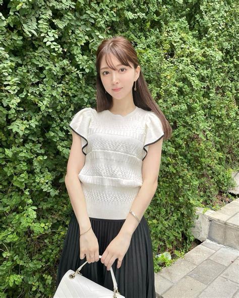 麻亜里さんのインスタグラム写真 麻亜里instagram 「今日は暑かったから Proportionbodydressing のラッフルサマーニットを着たよ🤍 フリルが可愛い🕊」6月