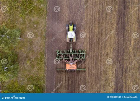 Vue A Rienne Du Tracteur Agricole Image Stock Image Du Agriculture