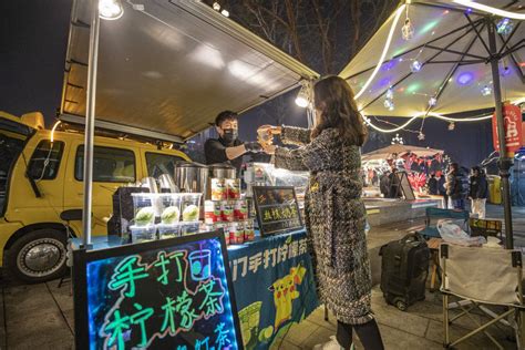 从星夜出发——创业者点燃山城夜经济活力集市摊位重庆