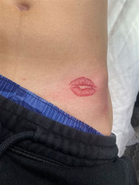 lips tattoo | Идеи парных татуировок, Тип тату, Хиппи тату