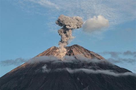 Ecuador Volcán Sangay arroja ceniza y derrama material magmático La