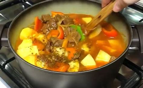 Тушеная картошка с мясом и овощами на сковороде рецепт с фото пошагово