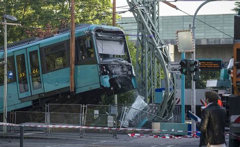 Bild zu U Bahn Unglück in Frankfurt mit drei Verletzten Bild 1 von 1