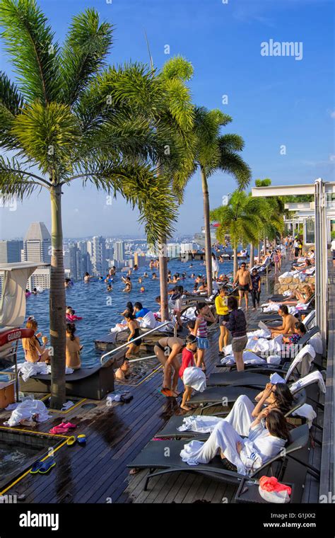 Marina bay sands singapore hotel pool hi-res stock photography and ...