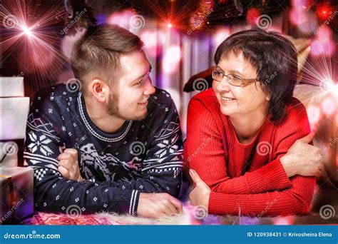 Hijo De La Madre Y Del Adulto En El Cuarto Adornado Para La Navidad