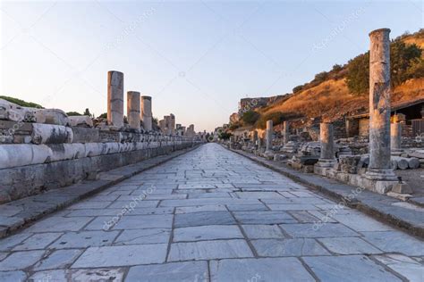 Ruinas De La Biblioteca Celsius En La Antigua Ciudad De Feso Turqu A