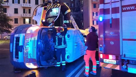 Ambulanza Si Ribalta Dopo Lo Scontro Con Un Auto Morta La Donna Che