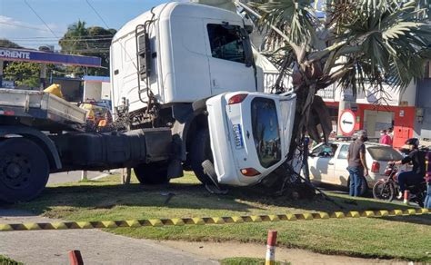 Colisão entre carreta e carro de passeio nesta manhã na BR 101 em São