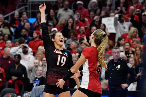 Louisville volleyball survives five-set thriller against Oregon to ...