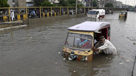 FOTO Banjir Rendam Karachi Usai Diguyur Hujan Deras Foto Liputan6