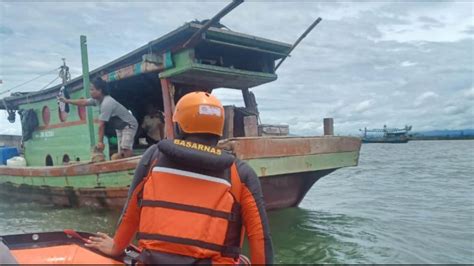 KM Sinar Harapan Terbalik Dihantam Badai Di Perairan Ilik Mandailing