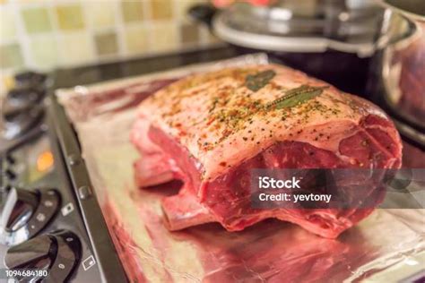 Tampilan Closeup Potongan Tulang Rusuk Sapi Mentah Di Atas Nampan Oven