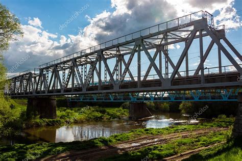 Antigua estructura metálica del puente ferroviario sobre el río Protva