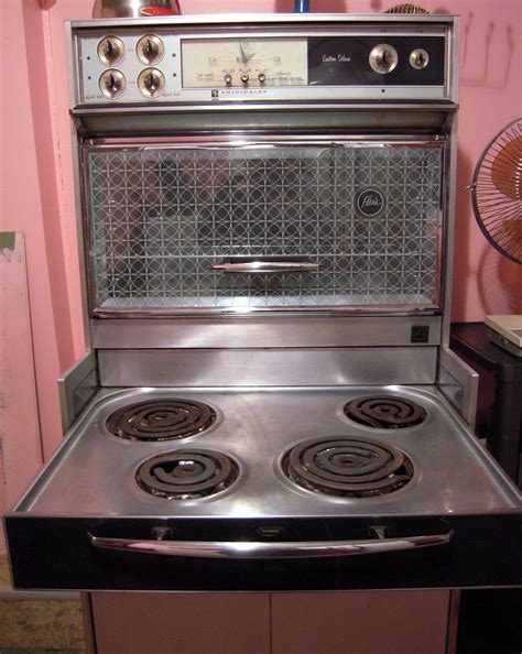 1965 Frigidaire Flair Stove In Retro Kitchen