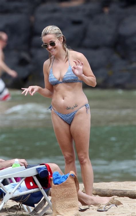 Reese Witherspoon On The Beach On Hawaii August 14 Reese Witherspoon Photo 24597903 Fanpop