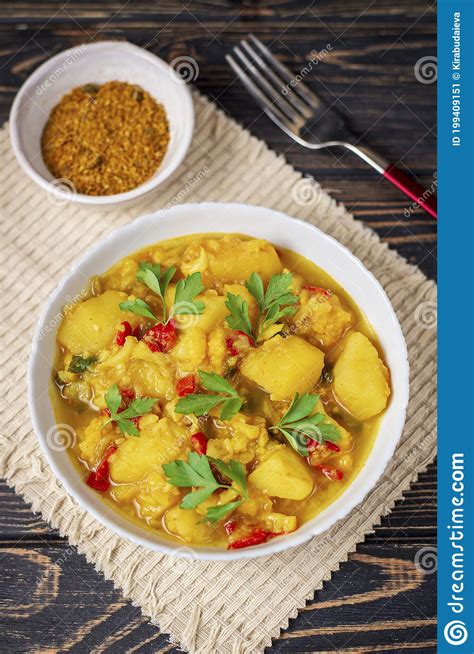 Plato Lateral De Aloo Gobi Plato Tradicional De Curry Indio Vegetariano