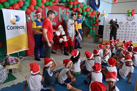 Crianças De Vitória Recebem Presentes Da Campanha Papai Noel Dos