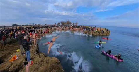 Tuffo Di Capodanno Da Record 394 Bagnanti Alla Conca Di Brindisi