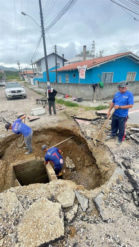 Secretaria de Serviços Urbanos de Penha inicia limpeza na Praia de São