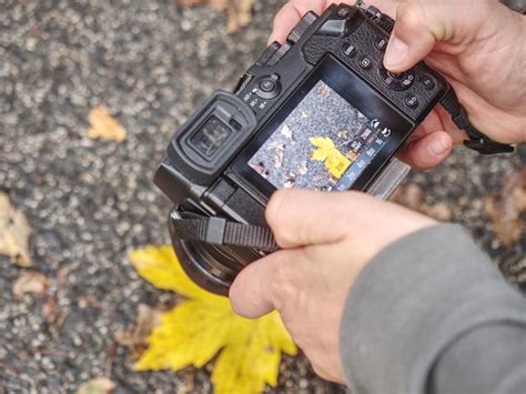 Premium Photo Woman Taking Pictures With A Mirrorless Camera In