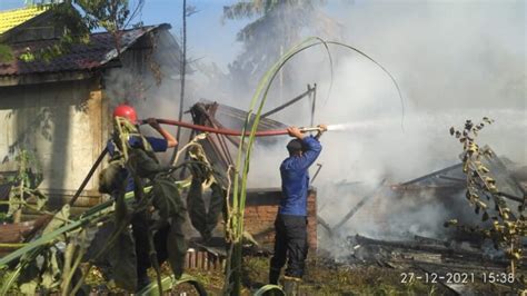 Diduga Lupa Matikan Kompor Gas Dua Unit Rumah Di Langsa Ludes Terbakar