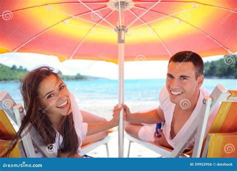 Les Couples Heureux Ont L Amusement Sur La Plage Photo Stock Image Du