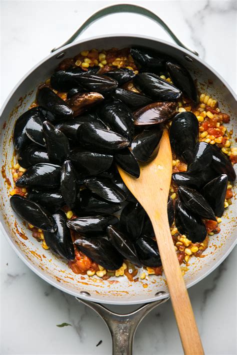 15 Minute Mussels In Spicy Red Sauce Feed Me Phoebe
