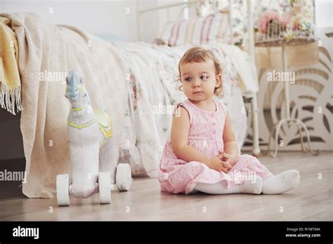 Belle Petite Fille Jouant Les Jouets Blonde Aux Yeux Bleus Chaise Blanche La Chambre Des