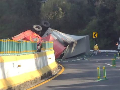 Vuelca Tr Iler En La Pera De La M Xico Cuernavaca Caos En La Zona El