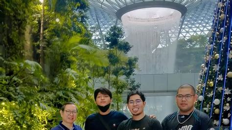 Changi Airport, Best Airport in the world. Jalan2 Waterfall Changi ...