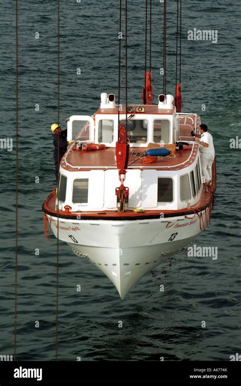 Lifeboat launch hi-res stock photography and images - Alamy