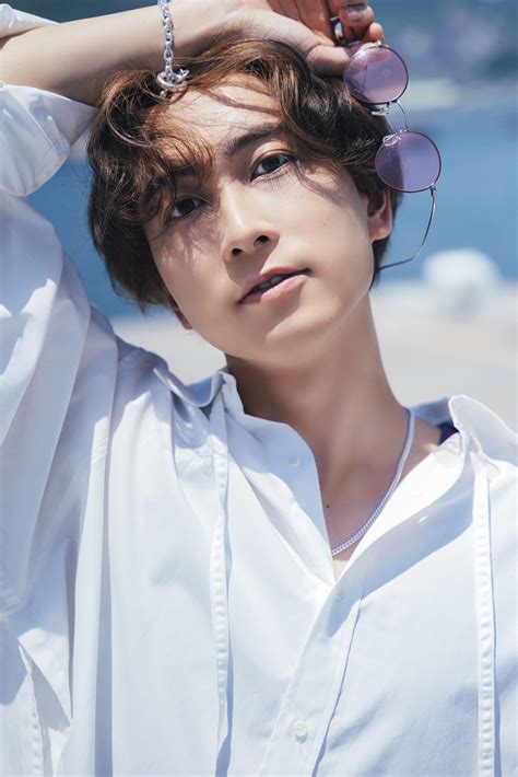 今、大注目の男性声優・中島ヨシキが満を持して初写真集を発売！ ゆかりの地・長崎県を中心に自然体な表情やセクシーショットを撮り下ろし｜株式会社