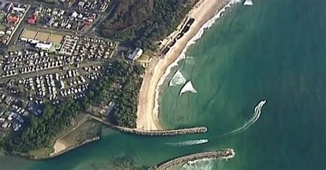 Vid O Un Surfeur Australien Repousse Un Requin Coups De Poing